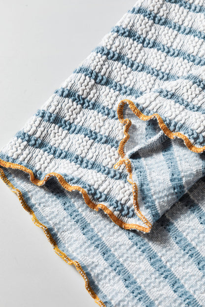 Himmelblaues Henley-Oberteil mit langen Ärmeln und Streifen, Rüschenbesatz und Knöpfen