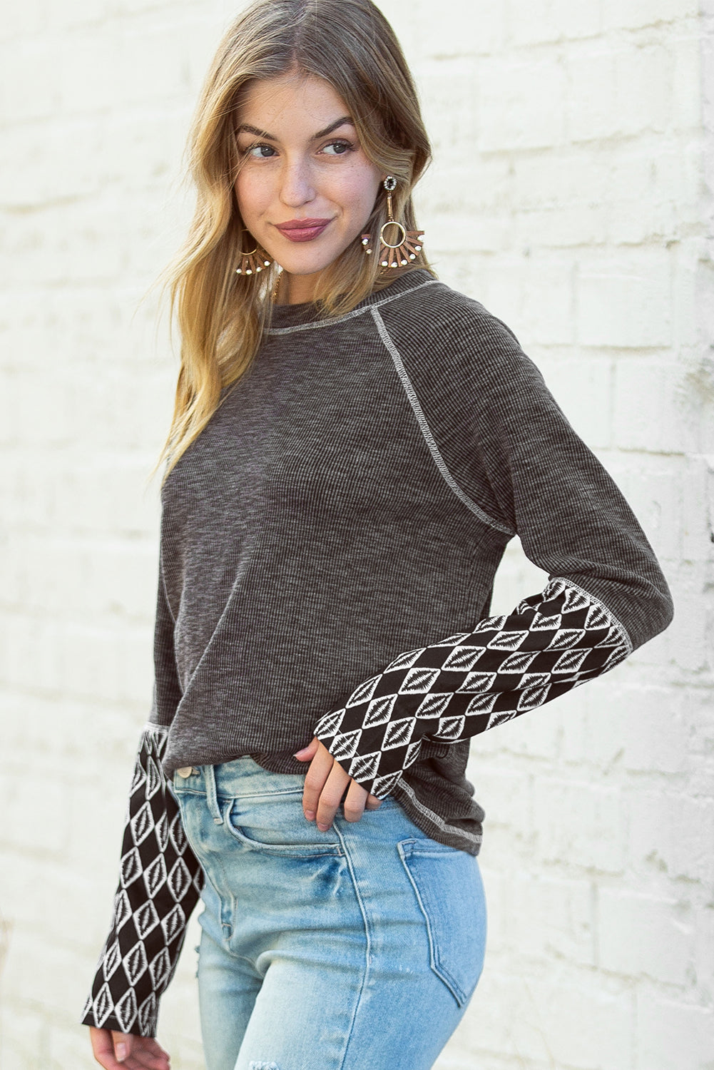 Graues, geripptes Langarm-Top mit Azteken-Patchwork