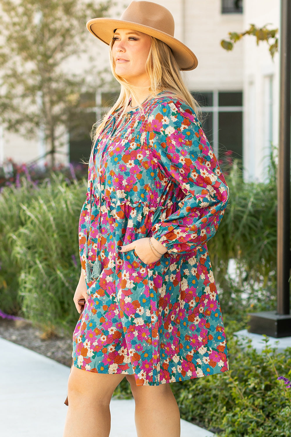 Himmelblaues, gestuftes Minikleid mit Blumenmuster und gerafften Rüschen in Übergröße