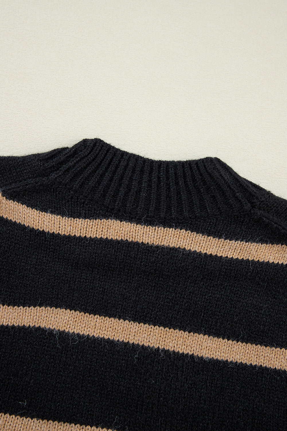 Schwarz gestreifte, lockere Strickjacke mit V-Ausschnitt und überschnittenen Schultern