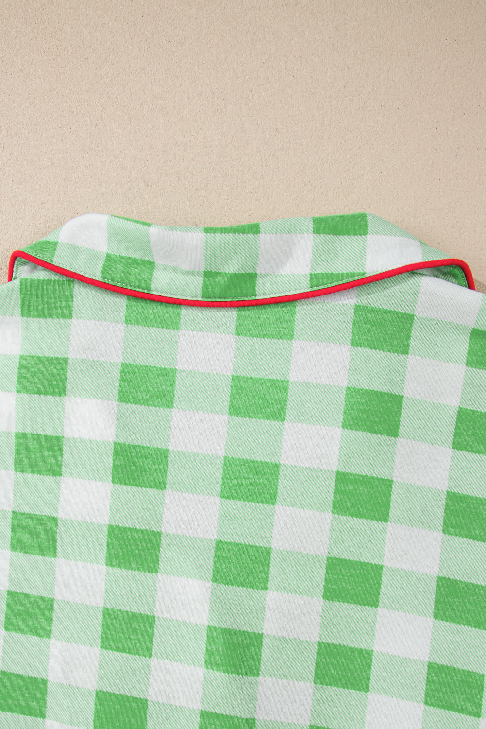 Grüner Pyjama mit Karomuster und Kontrastbesatz in Übergröße, langärmlig