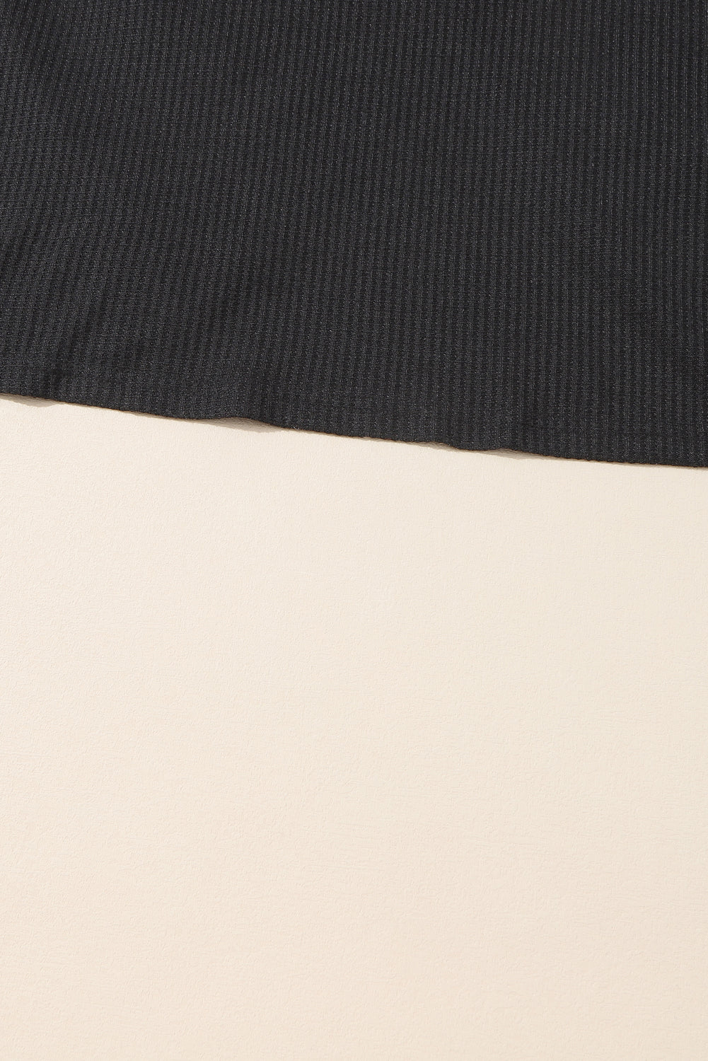 Schwarzes Waffelstrick-Top mit Pailletten und Patchwork-Ärmeln und offenem Rücken