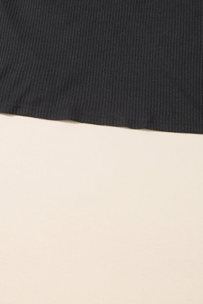 Schwarzes Waffelstrick-Top mit Pailletten und Patchwork-Ärmeln und offenem Rücken