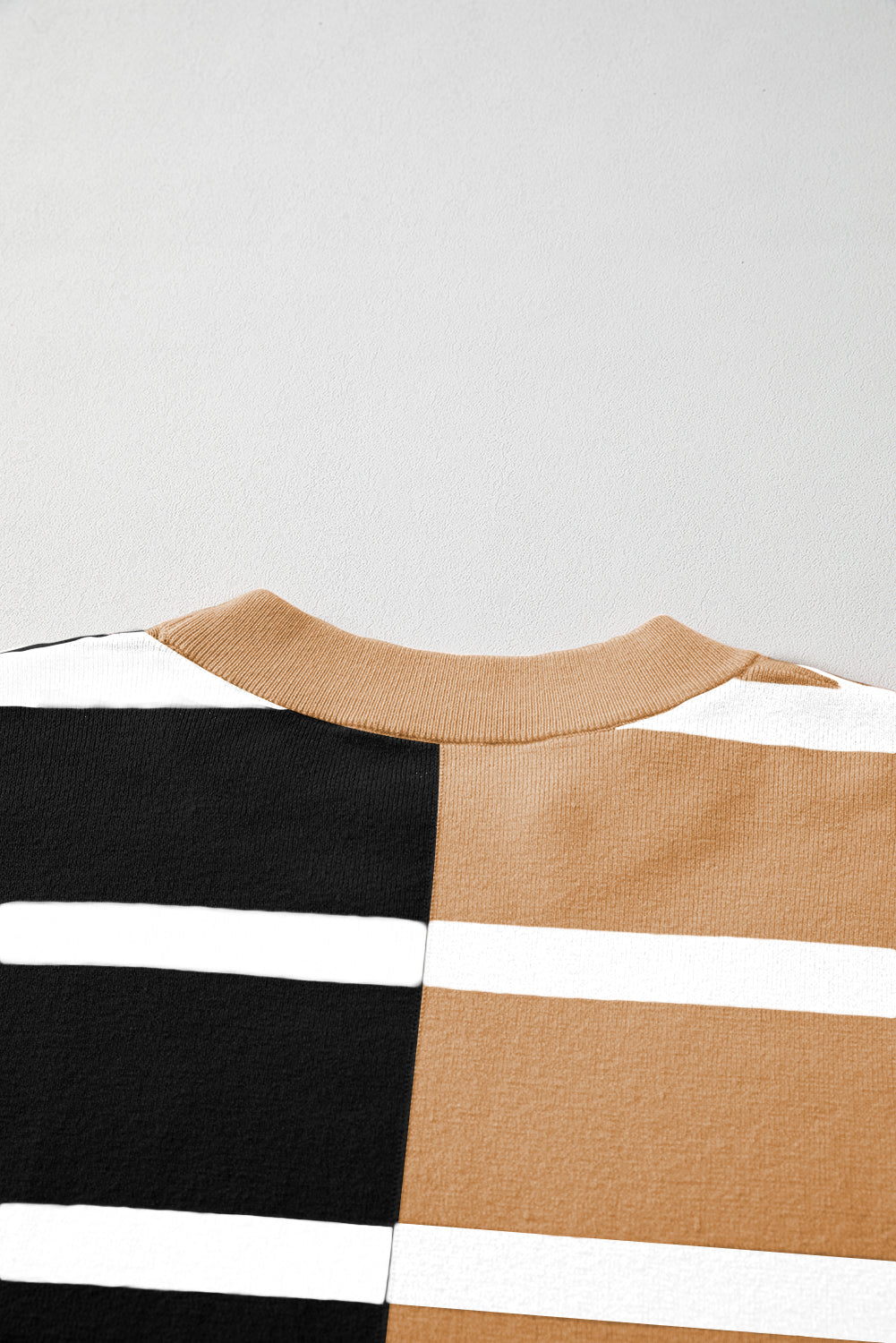 Hellbeiger Oversize-Pullover mit Farbblockdesign