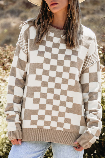 Khakifarbener Pullover mit Karomuster und überschnittener Schulterpartie und Rundhalsausschnitt