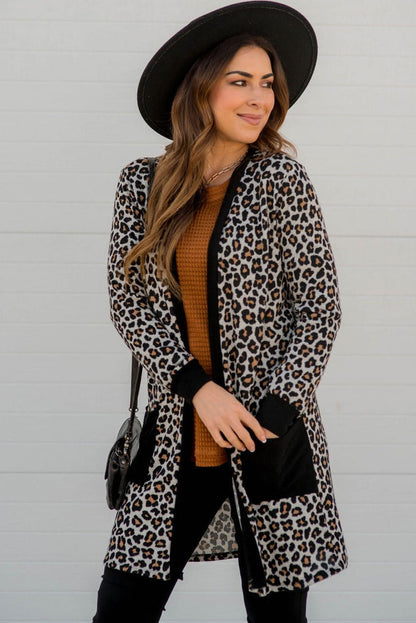 Schwarzer Cardigan mit Leopardenmuster, aufgesetzten Taschen und offener Vorderseite