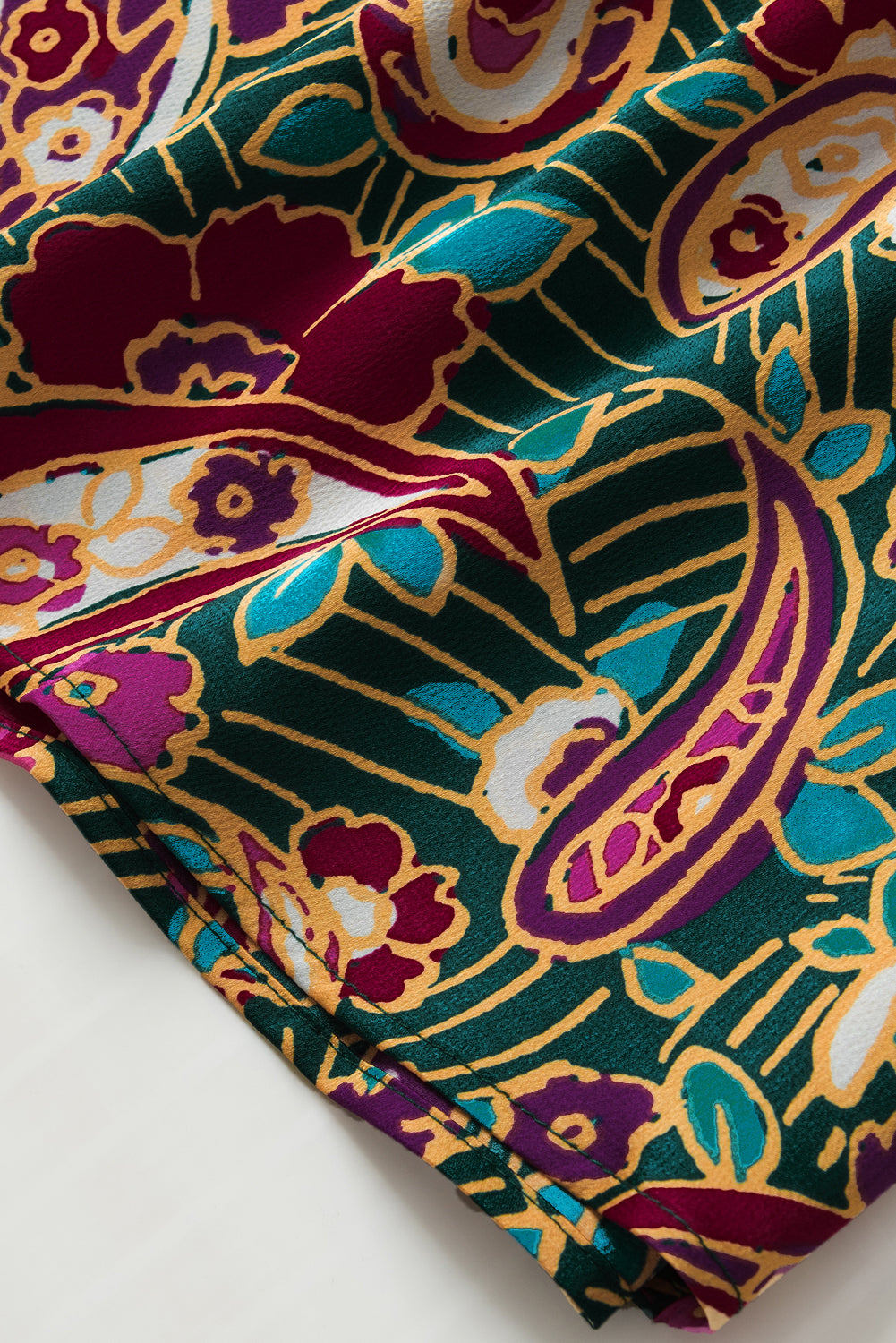 Grüne Paisley-Bluse mit V-Ausschnitt und kurzen Puffärmeln