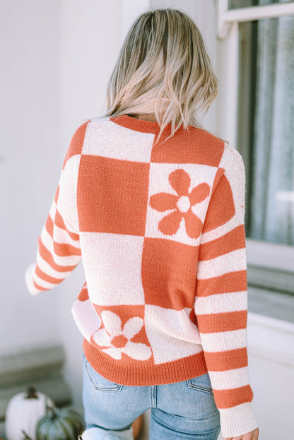 Brauner Pullover mit kariertem Blumenmuster und gestreiften Ärmeln