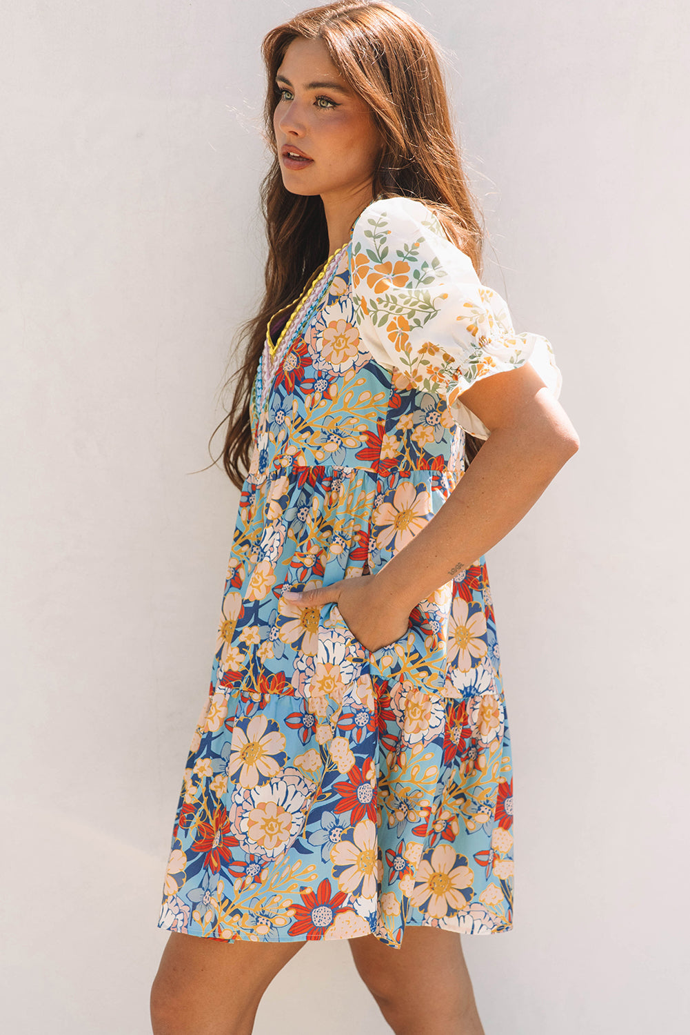 Mehrfarbiges, lockeres Minikleid mit Häkel-Patchwork und V-Ausschnitt im Boho-Stil