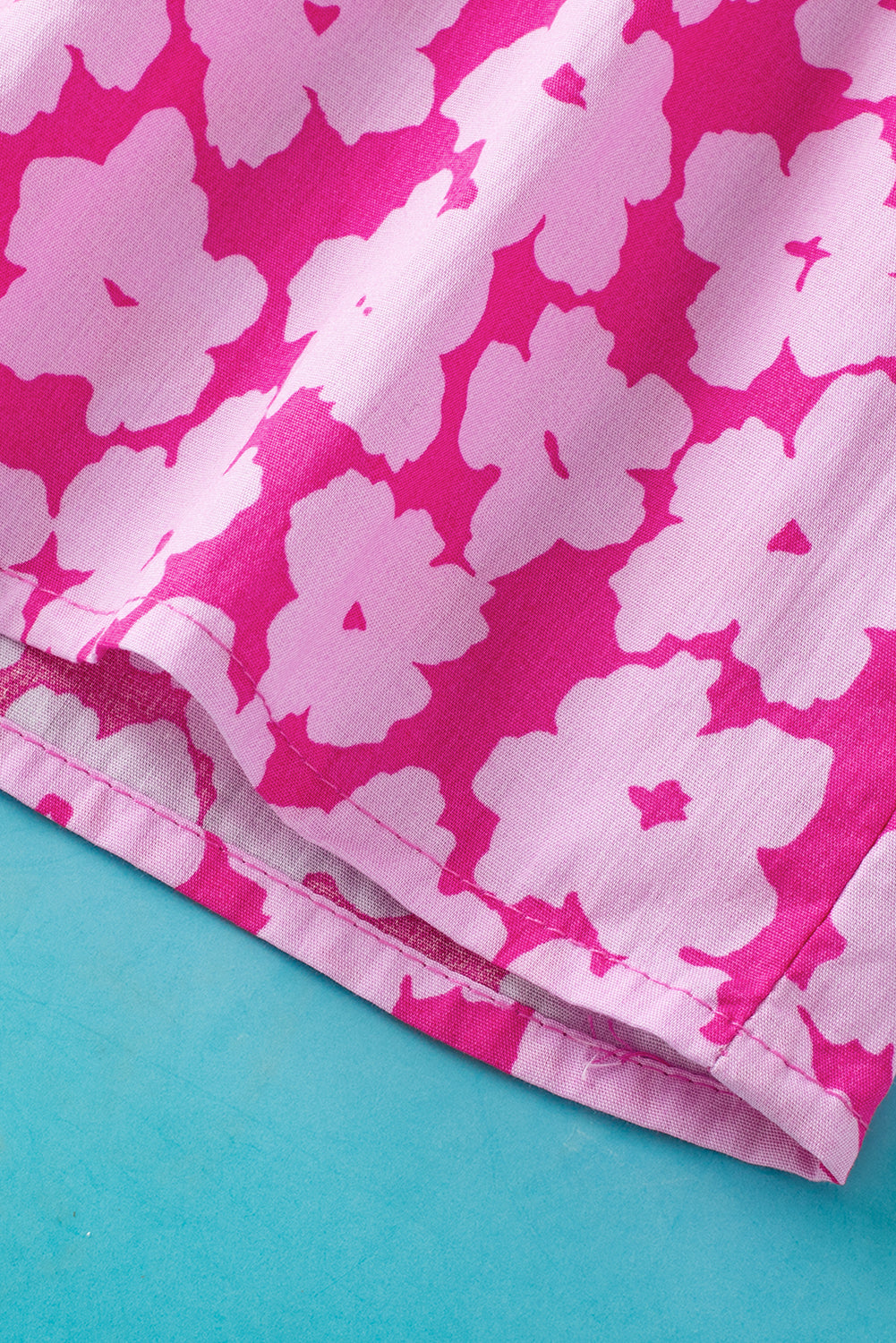 Rosa Bluse mit floralem Kontrastmuster und Zickzackmuster und Rüschenärmeln