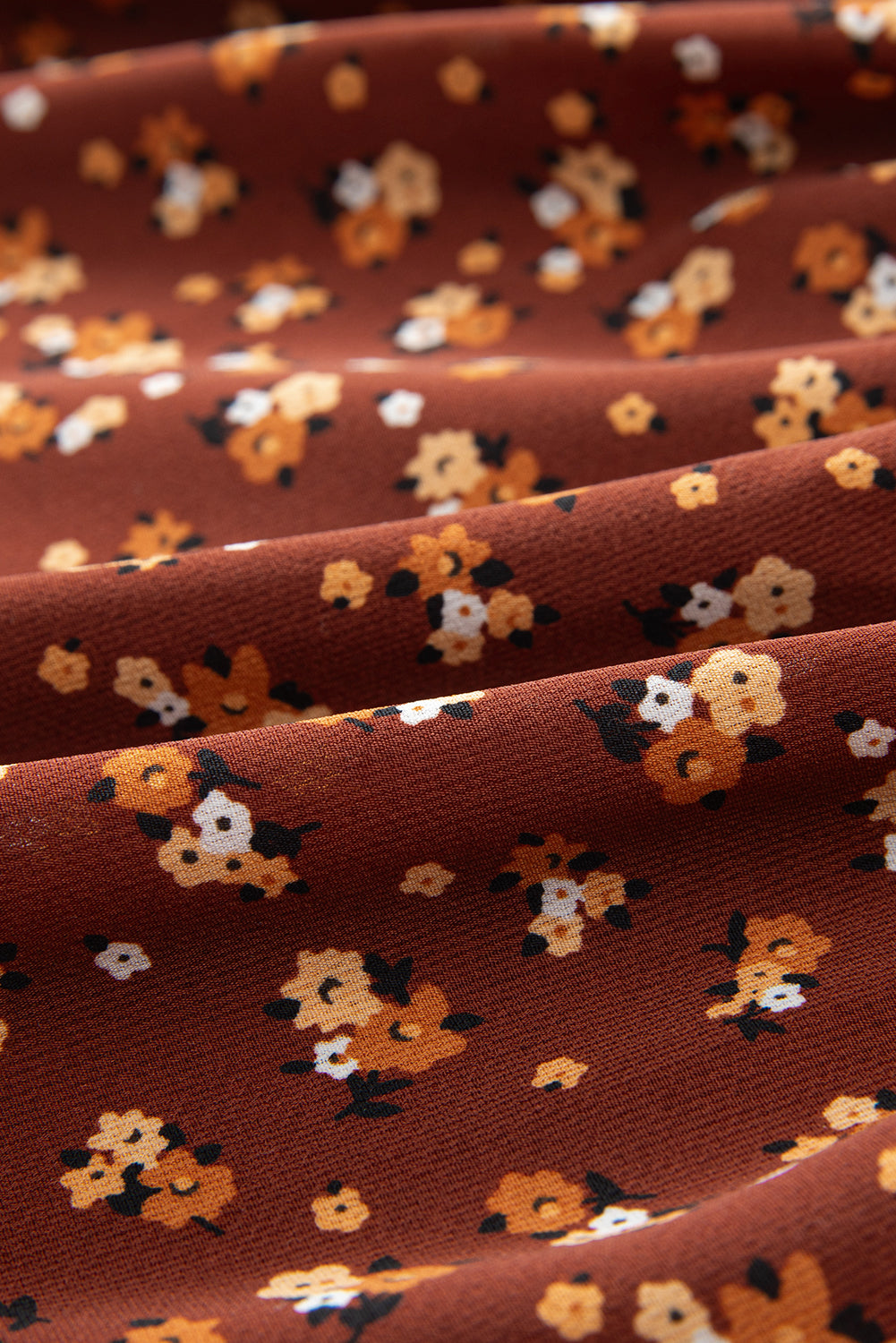 Boho-Bluse mit Blumenmuster, gesmokten Büsten und Rüschen und Schößchen