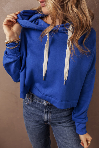 Dunkelblauer, einfarbiger, kurzer Hoodie mit überschnittener Schulterpartie und Kordelzug