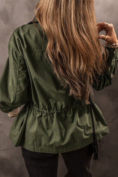 Moosgrüne Jacke mit Druckknopf-Reißverschluss und engem Taillenkragen