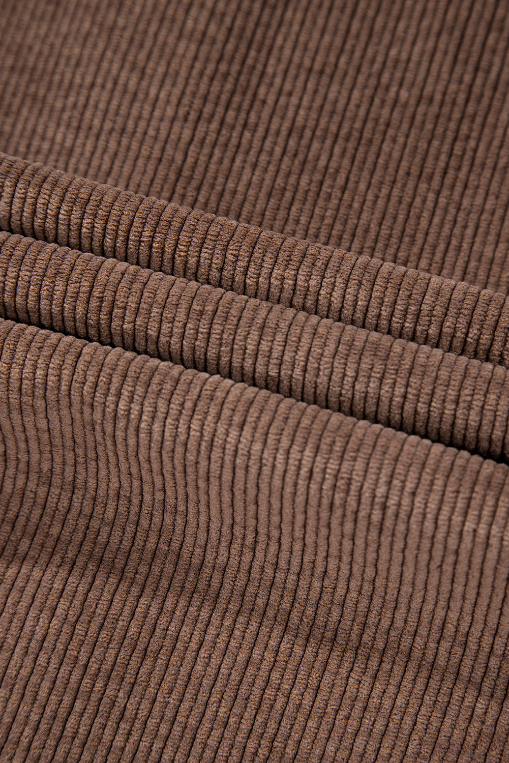 Kastanienbraune Cord-Shacket mit Pattentasche und Knopfleiste