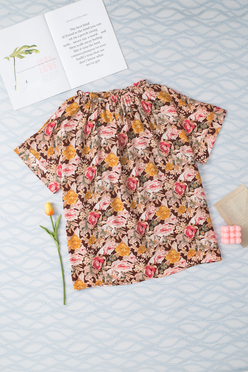 Rosa Bluse mit Blumenmuster und Ballonsaum und Schlitz am Ausschnitt