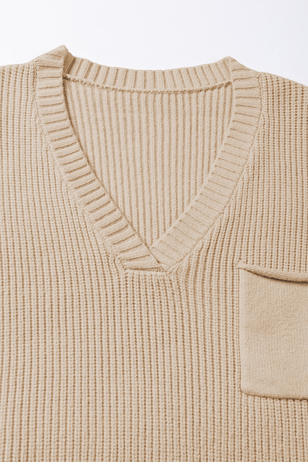 Aprikosenfarbener Pullover mit Brusttasche, V-Ausschnitt, gerippten Flügelärmeln