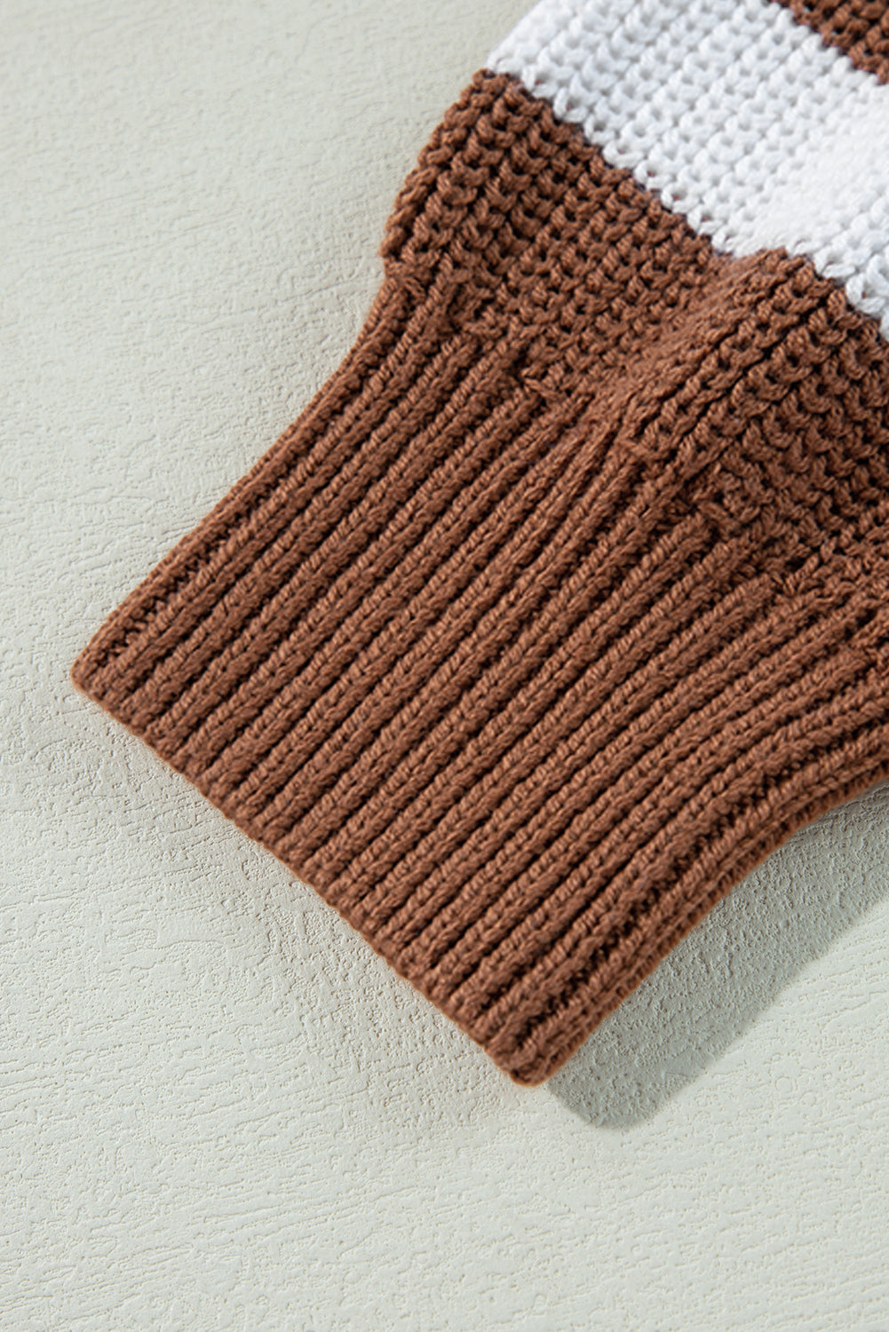 Braun gestreifter Pullover mit geometrisch strukturierter, überschnittener Schulter