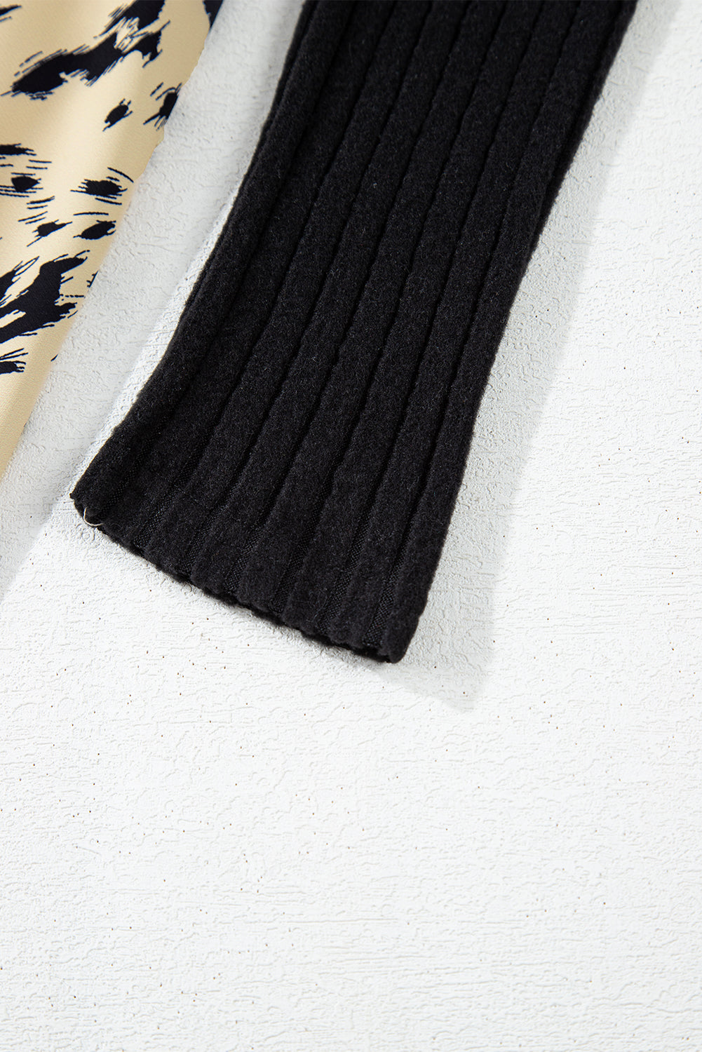 Schwarzes A-Linien-Kleid mit geripptem Patchwork-Muster und Gürtel