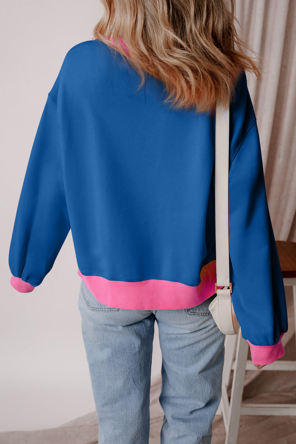Blaues Sweatshirt mit Farbblock-Muster und Puffärmeln
