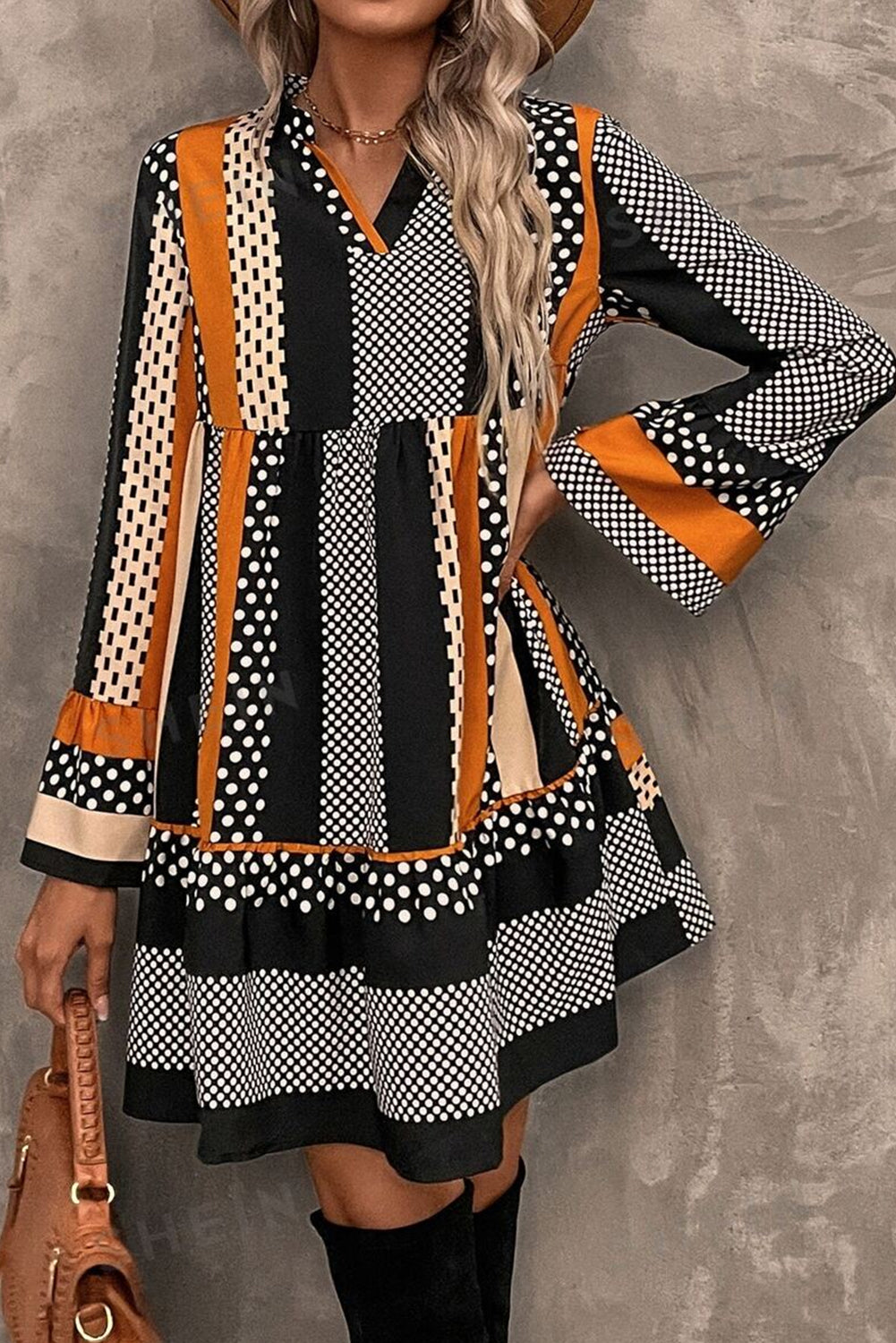 Schwarzes Minikleid mit V-Ausschnitt, gestreiftem Polka Dot-Print und Rüschensaum
