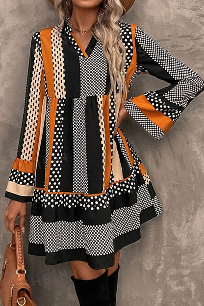 Schwarzes Minikleid mit V-Ausschnitt, gestreiftem Polka Dot-Print und Rüschensaum