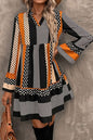 Schwarzes Minikleid mit V-Ausschnitt, gestreiftem Polka Dot-Print und Rüschensaum