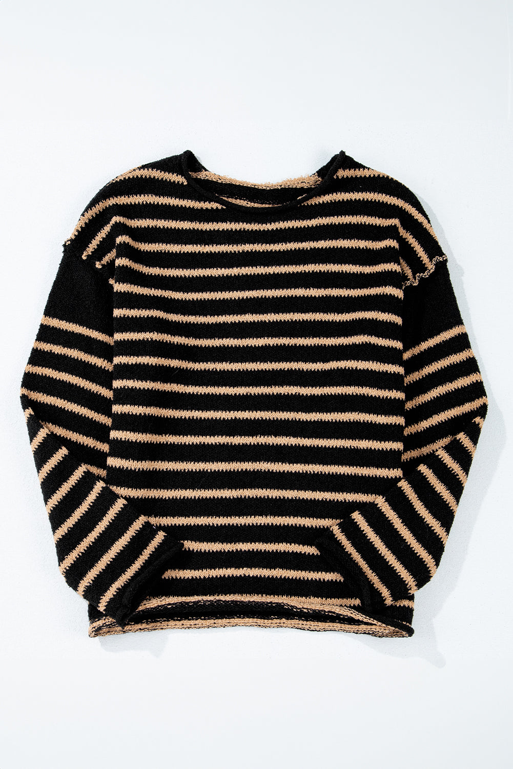Schwarzer Pullover mit Streifen, tief angesetzter Schulterpartie und Rundhalsausschnitt