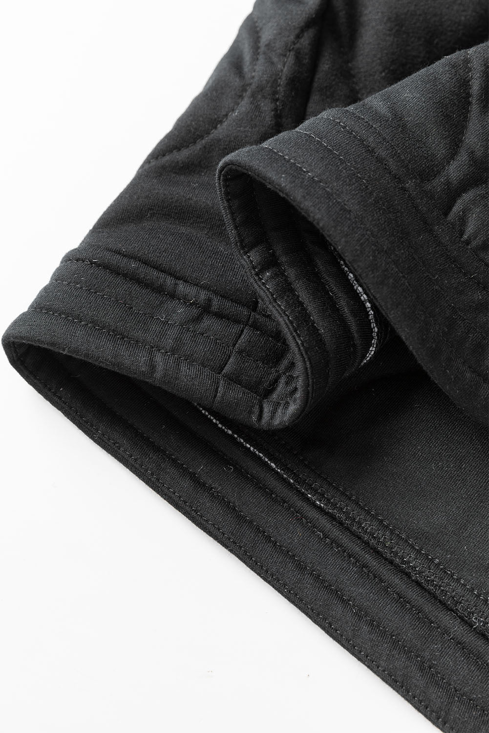 Schwarze, einfarbige, gesteppte Jacke mit Druckknöpfen