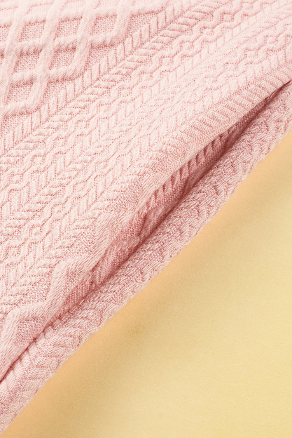 Hellrosa strukturiertes Mini-Etuikleid mit Puffärmeln, Rüschen und V-Ausschnitt