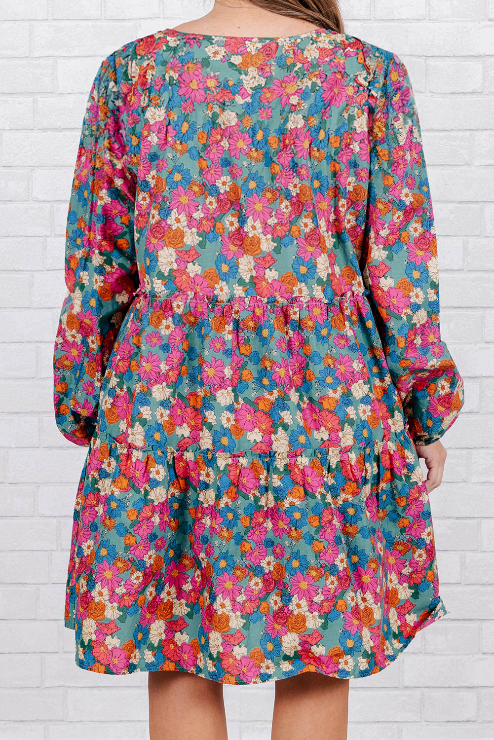 Himmelblaues, gestuftes Minikleid mit Blumenmuster und gerafften Rüschen in Übergröße