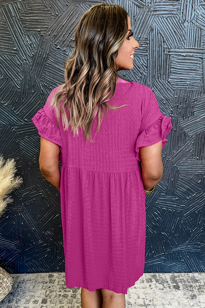 Rosarotes strukturiertes Minikleid mit Rüschen und kurzen Ärmeln