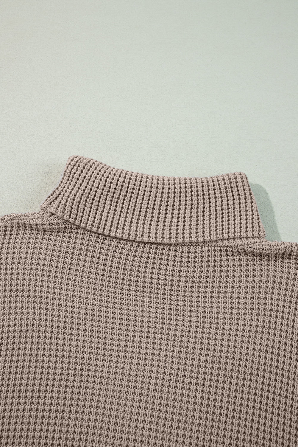 Rauchgrau gestreifter karierter Patchwork-Rollkragenpullover mit Waffelstrick