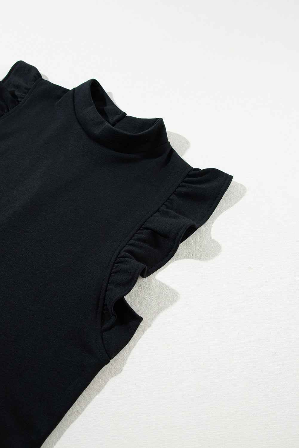 Schwarzes Etuikleid mit Flatterärmeln und Rundhalsausschnitt