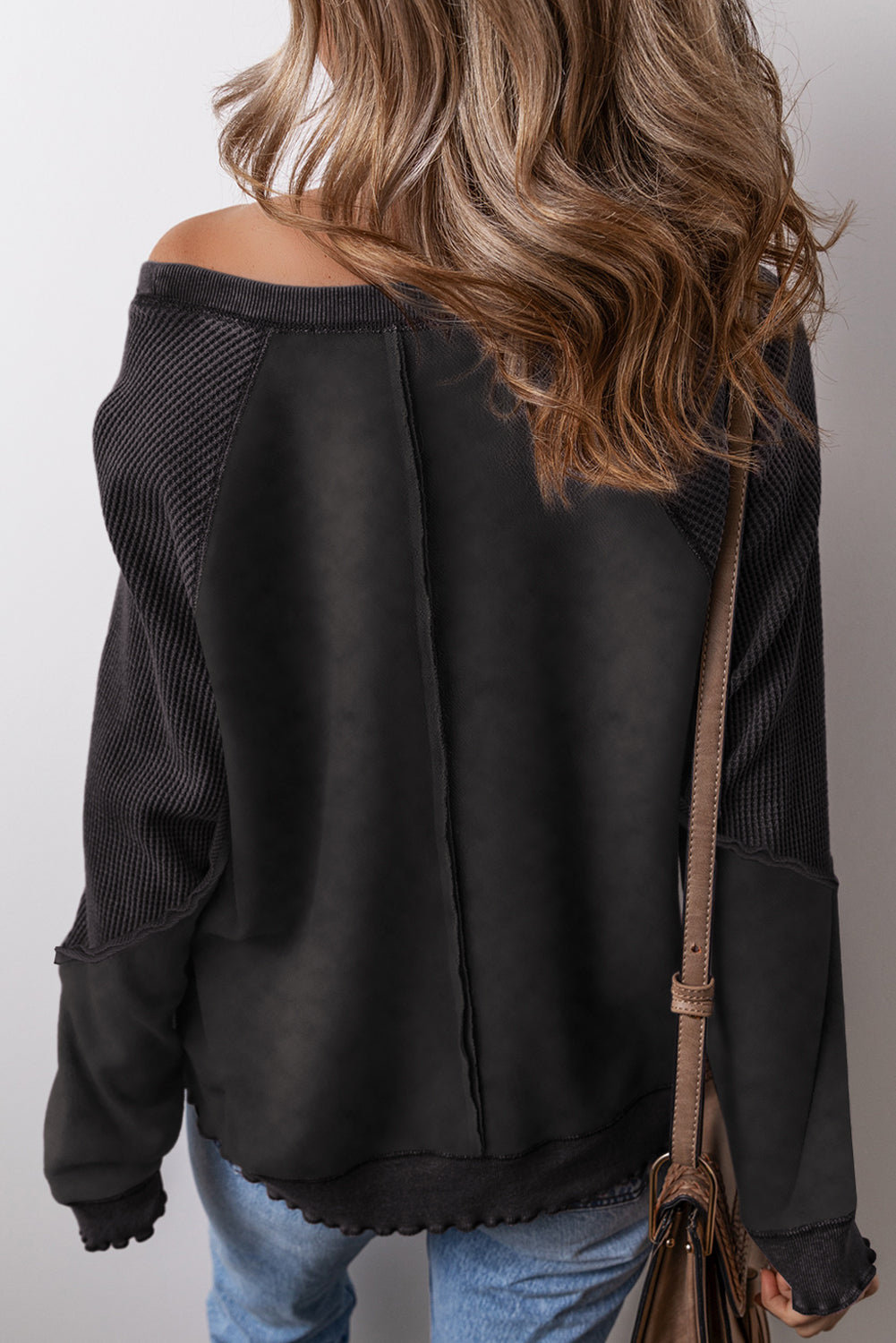 Schwarzes Sweatshirt mit Raglanärmeln und Waffelstrick-Patchworkmuster