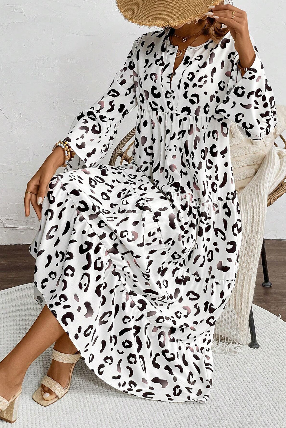 Weißes Maxikleid mit Leopardenmuster und V-Ausschnitt und lockerer Passform