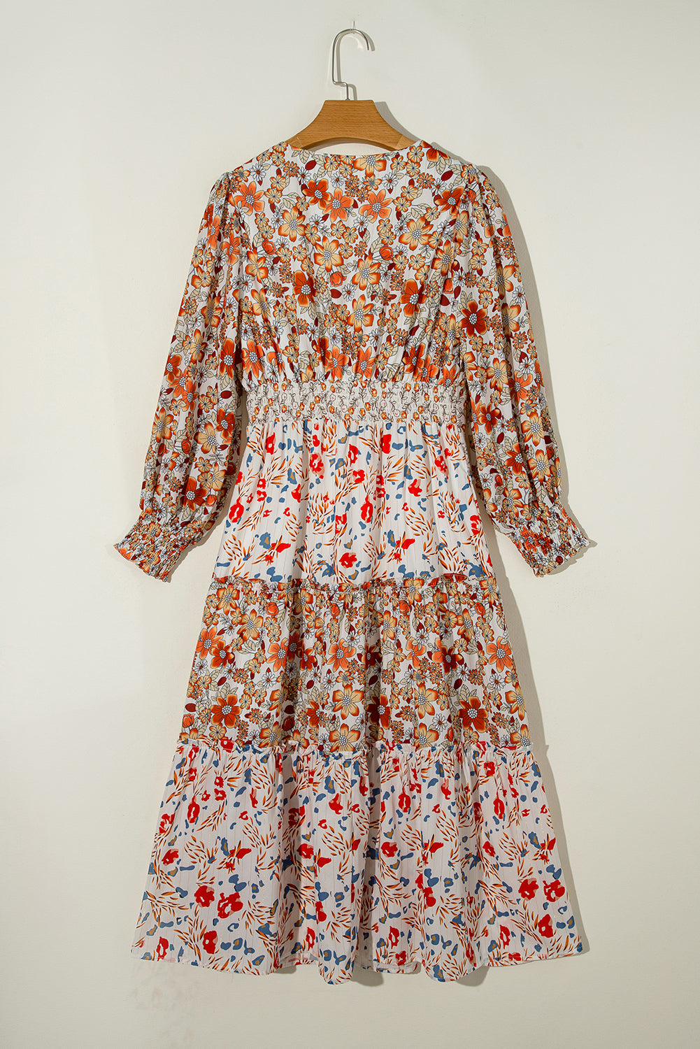 Khakifarbenes, gerüschtes, gestuftes, langärmliges Midikleid mit V-Ausschnitt und Blumenmuster