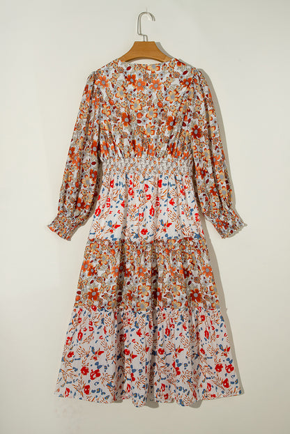 Khakifarbenes, gerüschtes, gestuftes, langärmliges Midikleid mit V-Ausschnitt und Blumenmuster