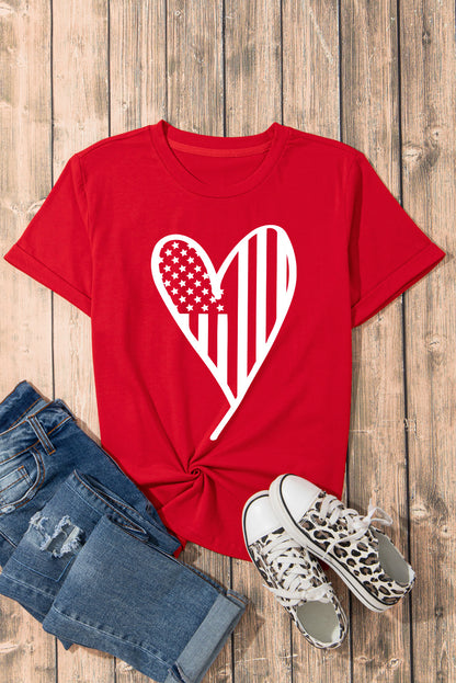 Rotes T-Shirt mit Rundhalsausschnitt und Grafik in Herzform mit USA-Flagge