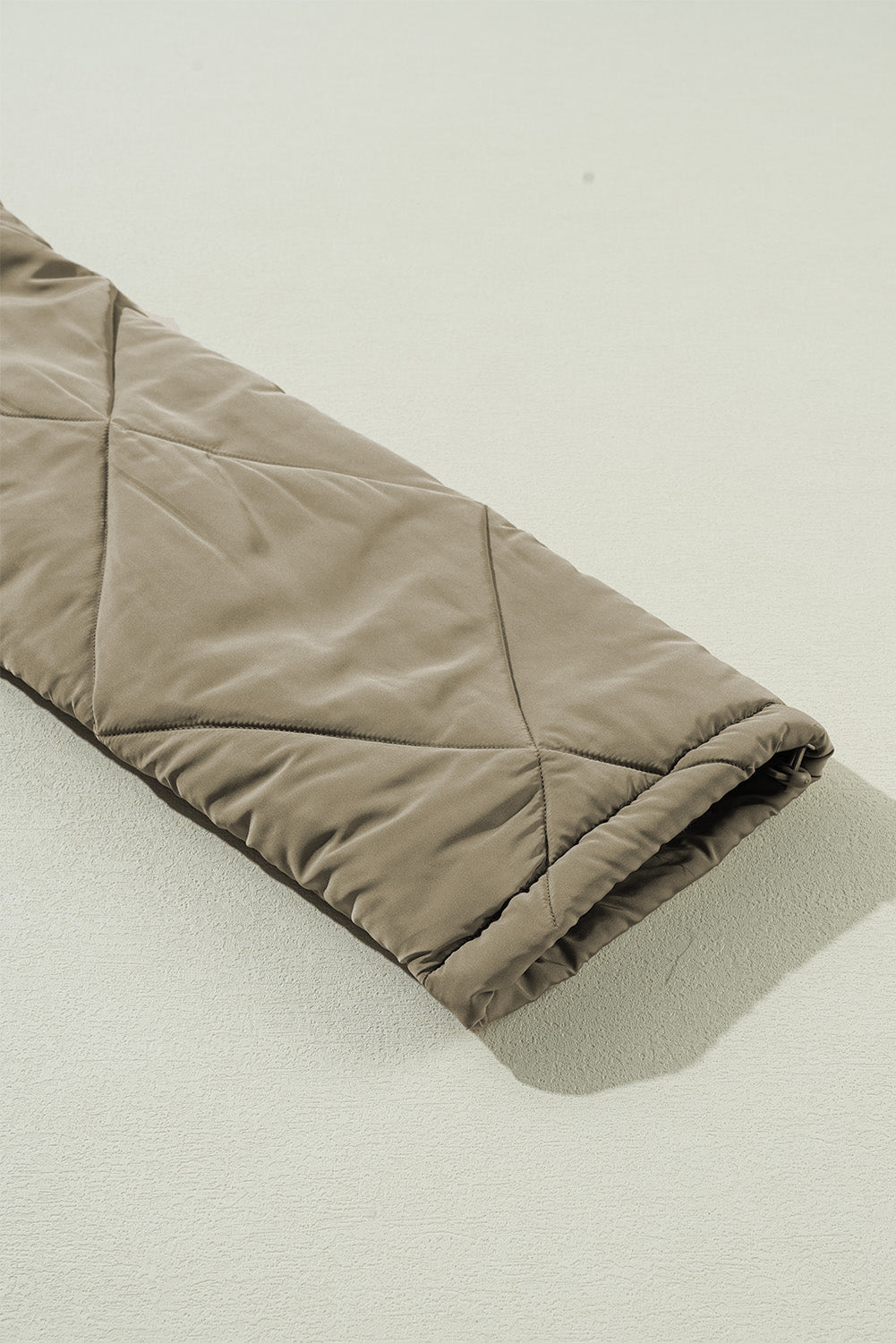 Jungle Green – Gesteppte Pufferjacke mit Teddykragen und Pattentaschen