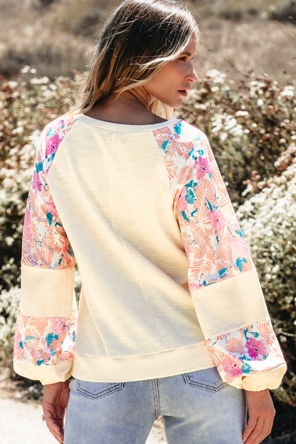Aprikosenfarbene Bluse mit strukturiertem Patchwork und Ballonärmeln