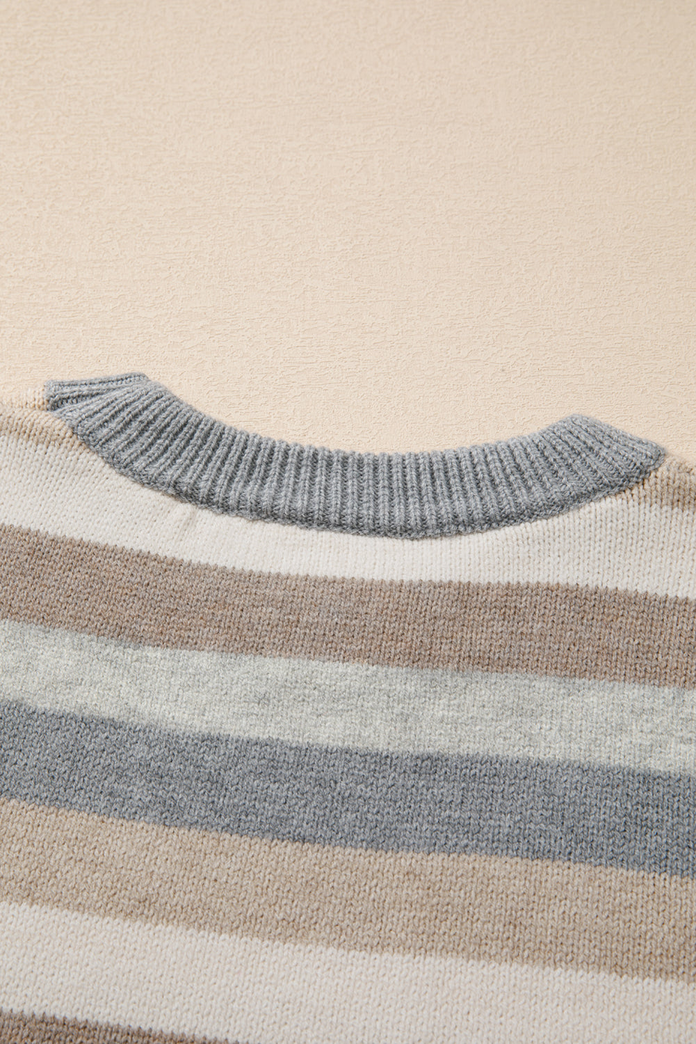 Grau gestreifter Pullover mit Farbblock und geripptem Rand und Rundhalsausschnitt