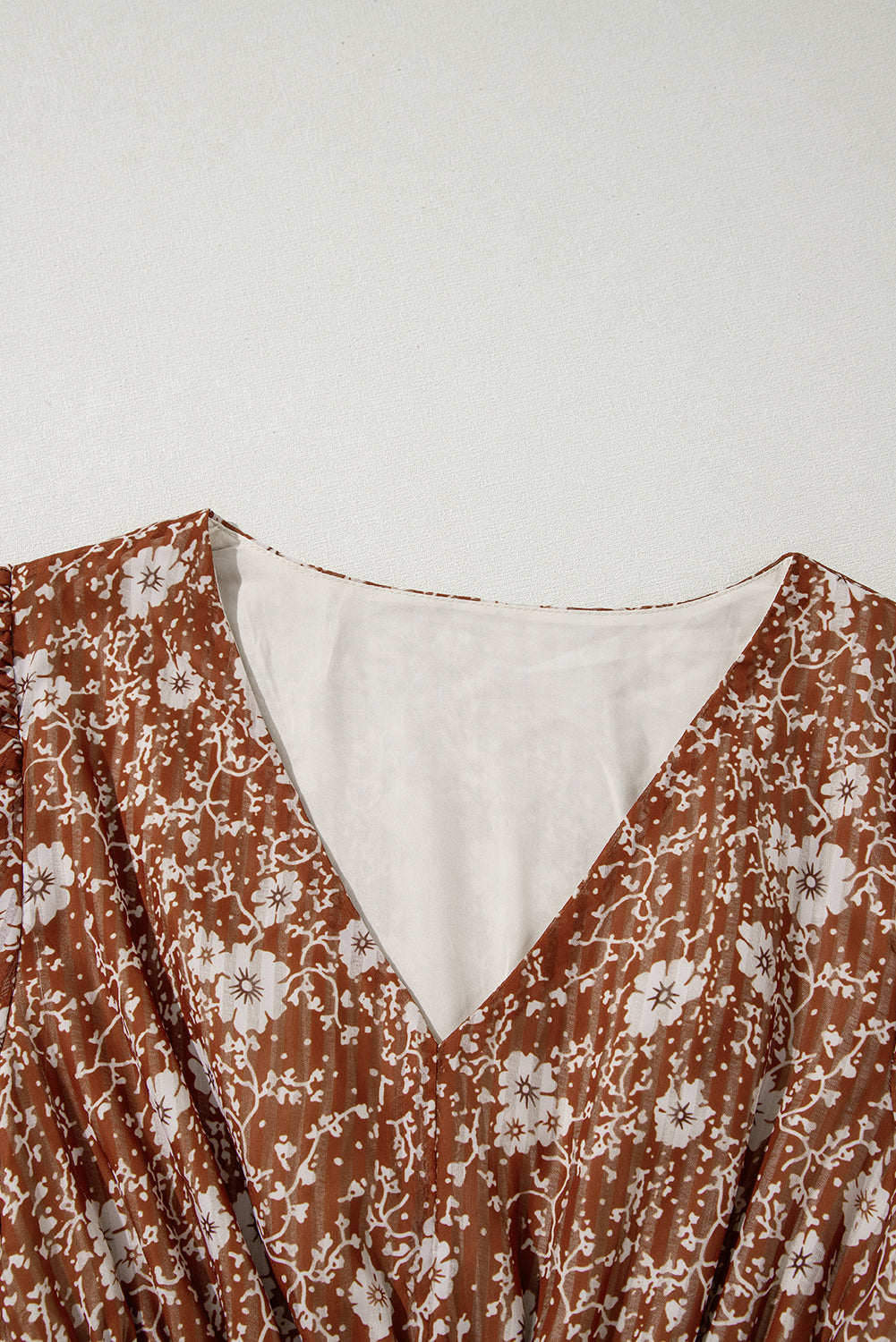 Braunes Boho-Minikleid mit Blumenmuster, Rüschen und Puffärmeln sowie V-Ausschnitt