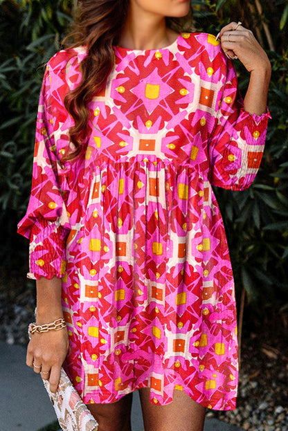 Erdbeerrosa gesmoktes Minikleid mit langen Ärmeln und geometrischem Print
