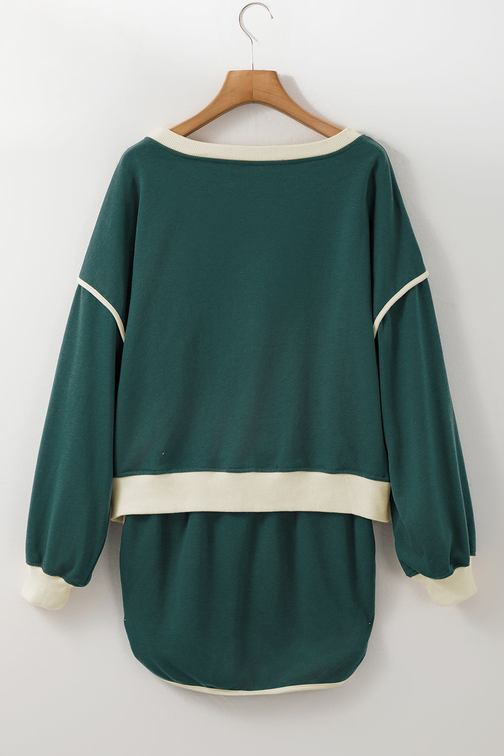 Evergreen Set mit lockerem Pullover in Kontrastfarbe und Skort mit Schnürung in der Taille