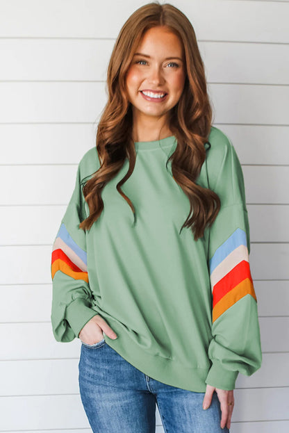 Moonlight Jade – Lockeres Sweatshirt mit Regenbogenstreifen an den Ärmeln und Rundhalsausschnitt