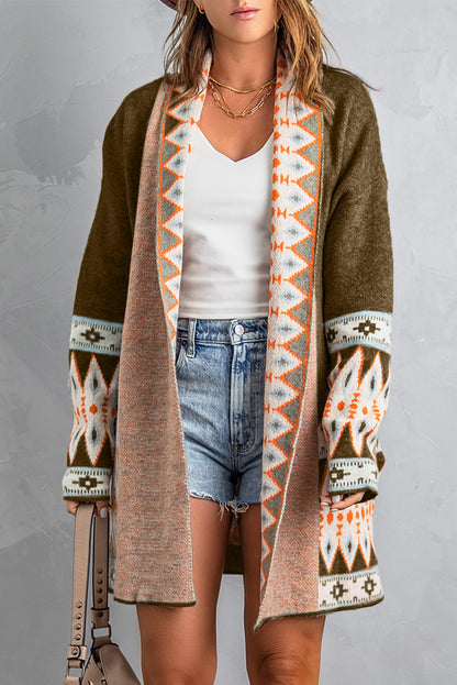 Braune Strickjacke mit offenem Vorderteil und Aztekenmuster