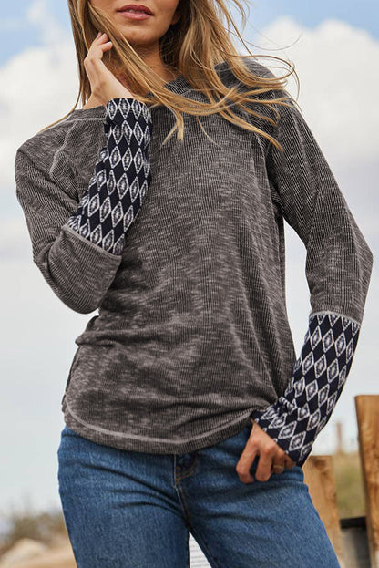 Graues, geripptes Langarm-Top mit Azteken-Patchwork