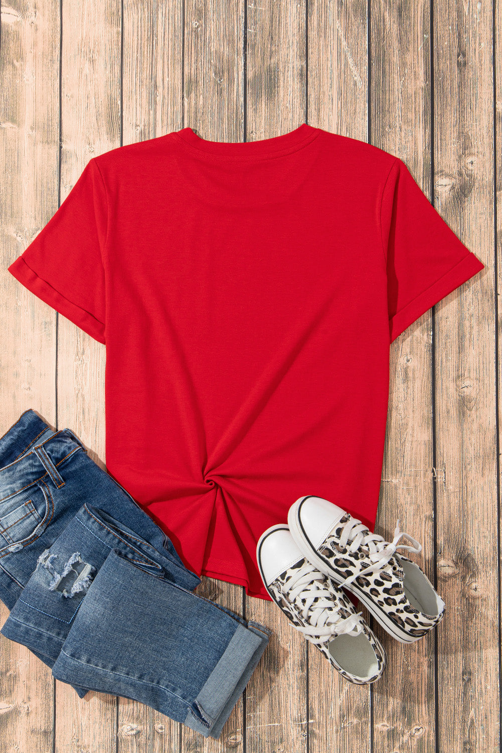 Rotes T-Shirt mit Rundhalsausschnitt und Grafik in Herzform mit USA-Flagge