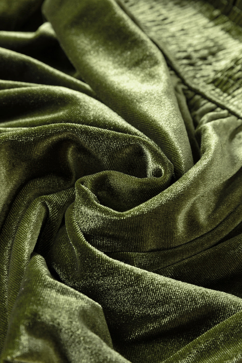 Moosgrünes Samtkleid mit gesmoktem Oberteil und Rüschenkragen