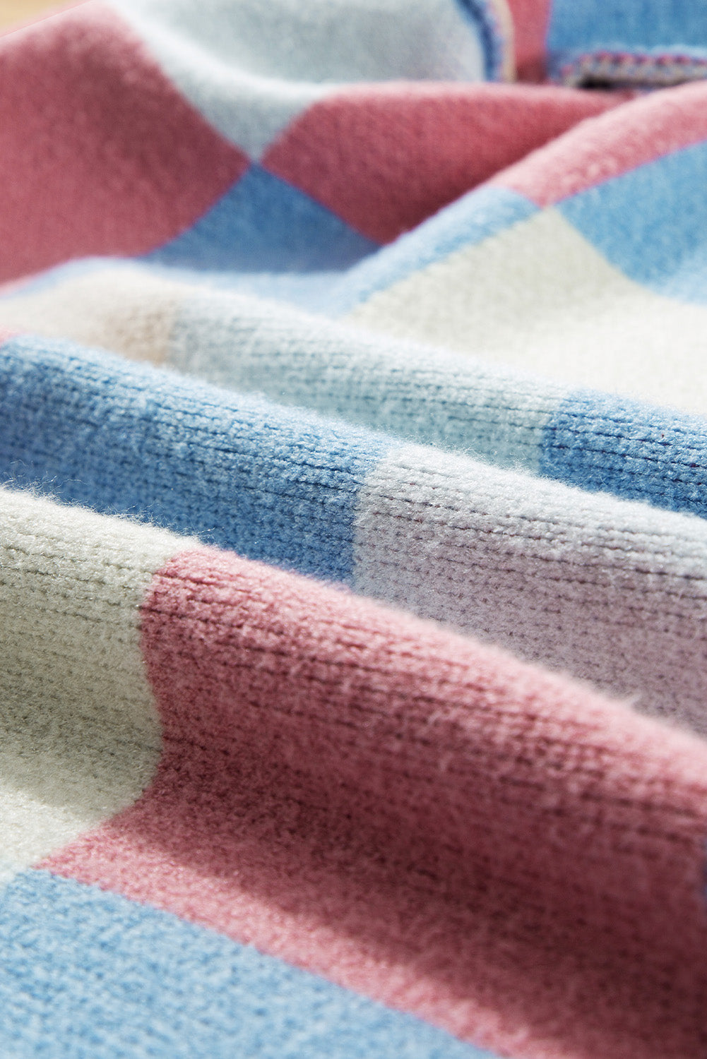 Hellblauer karierter Cardigan mit überschnittener Schulter und sichtbaren Nähten, vorne offen
